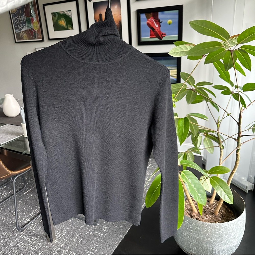 Brooks Brothers 100% Fine Merino Wool turtleneck - size M, black